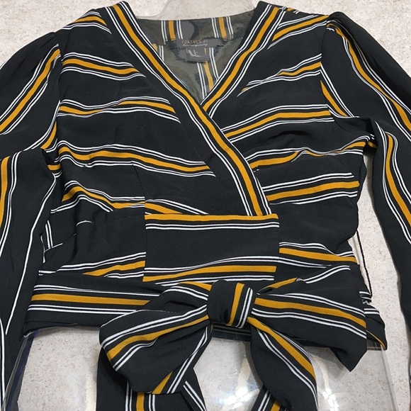 Forever 21 Tops - FOREVER 21 BLACK & GOLD WRAP AROUND CROP TOP